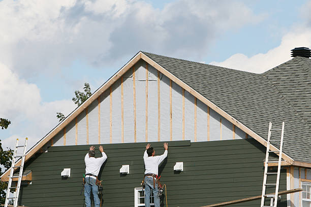 Professional Vinyl Siding technician working in Hainesport, NJ